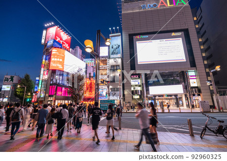 《東京》新宿東口,夜市 《東京》新宿東口,夜市 92960325