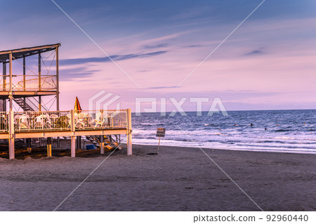 靜岡縣牧之原市靜波海灘的日落 92960440