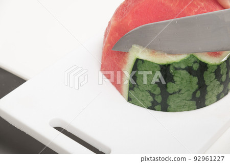 [Middle housewife makes cut watermelon] 92961227