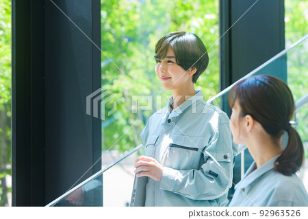 兩名身著工作服的女工程師在辦公室走廊裡搬家拍攝合作:LINK FOREST 兩名身著工作服的女工程師在辦公室走廊裡搬家拍攝合作:LINK FOREST 92963526