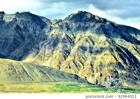 印度最北端的未開發地區,Zanskar地區的Karusha修道院和山脈 印度最北端的未開發地區,Zanskar地區的Karusha修道院和山脈 92964021