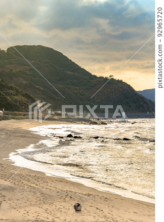 [Kyushu/Itoshima City] Scenery of a floating ball stranded on the beach of Sakurai Futamigaura at sunset. 92965720