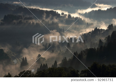 日本畫風的里山風景（新潟縣十日町市星峠） 92965731
