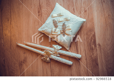 wedding pillows and candles 92966518