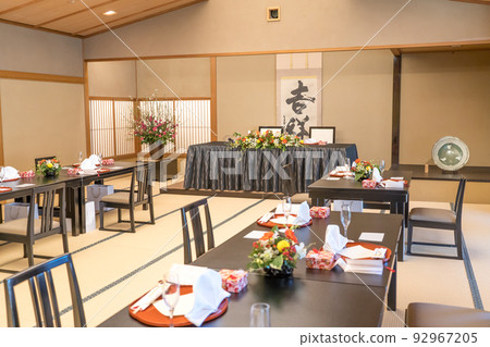 Scenery of eating a sumptuous meal in a tatami room Scenery of eating a sumptuous meal in a tatami room 92967205