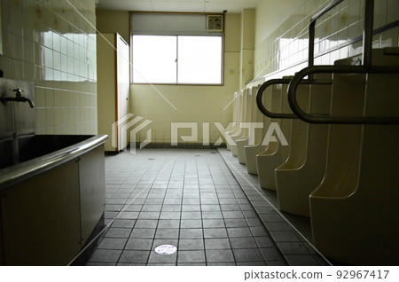 學校男生廁所風景 92967417