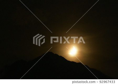 Takekawa-cho, Hokuto City, a thin moon that is wrapped in a veil of thin clouds and sinks into a piece Takekawa-cho, Hokuto City, a thin moon that is wrapped in a veil of thin clouds and sinks into a piece 92967433