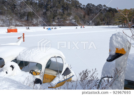 Smelt fishing, a winter tradition (Lake Matsubara, Koumi Town, Nagano Prefecture) 92967693