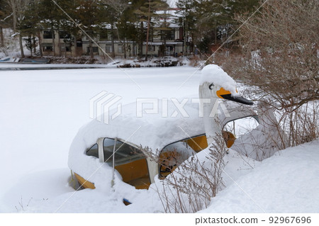 被雪掩埋的天鵝船(長野縣小海町松原湖) 被雪掩埋的天鵝船(長野縣小海町松原湖) 92967696