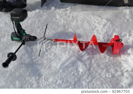 Ice drill, an electric tool that makes a hole in the ice (smelt fishing, Lake Matsubara, Koumi-cho, Nagano Prefecture) Ice drill, an electric tool that makes a hole in the ice (smelt fishing, Lake Matsubara, Koumi-cho, Nagano Prefecture) 92967705