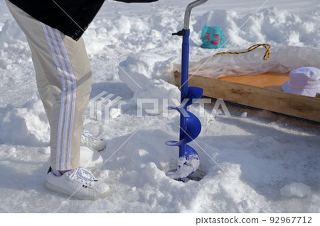 An item that makes a hole in the ice, an ice drill (fishing for smelt, Lake Matsubara, Koumi Town, Nagano Prefecture) An item that makes a hole in the ice, an ice drill (fishing for smelt, Lake Matsubara, Koumi Town, Nagano Prefecture) 92967712