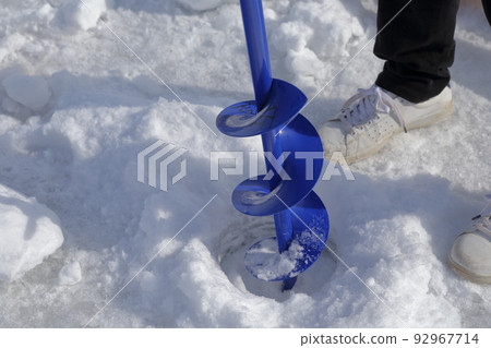 An item that makes a hole in the ice, an ice drill (fishing for smelt, Lake Matsubara, Koumi Town, Nagano Prefecture) An item that makes a hole in the ice, an ice drill (fishing for smelt, Lake Matsubara, Koumi Town, Nagano Prefecture) 92967714