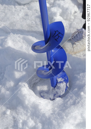 An item that makes a hole in the ice, an ice drill (fishing for smelt, Lake Matsubara, Koumi Town, Nagano Prefecture) 92967717