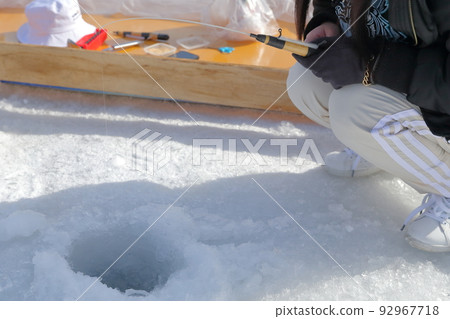 在冰洞中掛線等待擊中的垂釣者（長野縣小海町松原湖釣魚） 92967718