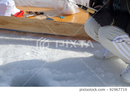 在冰洞裡放一條線，等待擊中（長野縣小海町松原湖的冶魚） 92967719