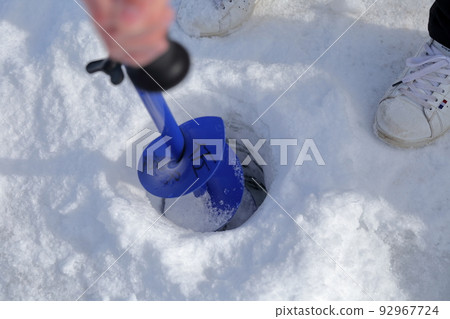 在冰上打洞的物品,冰鑽(長野縣小海町松原湖釣魚) 在冰上打洞的物品,冰鑽(長野縣小海町松原湖釣魚) 92967724