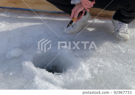 Drop a line in the ice hole and wait for a hit (Smelt fishing, Lake Matsubara, Koumi Town, Nagano Prefecture) 92967733