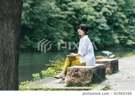 一個在自然環境中工作的女人 92968386