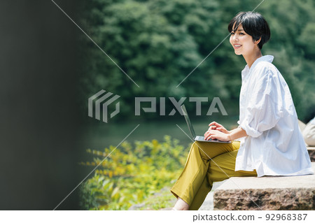 一個在自然環境中工作的女人 92968387