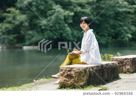 一個在自然環境中工作的女人 一個在自然環境中工作的女人 92968388