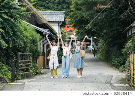 一個喜歡和朋友一起旅行的女人 一個喜歡和朋友一起旅行的女人 92968414