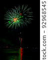 夏季節日的湖邊煙花 92968545