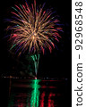 夏季節日的湖邊煙花 92968548