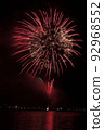 夏季節日的湖邊煙花 92968552
