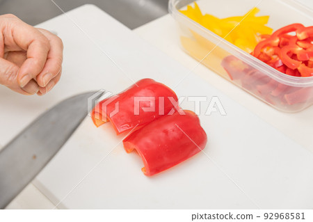 [Cut the red paprika with a Santoku knife] 92968581