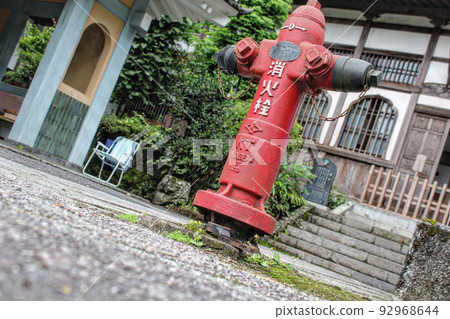 寺廟花園裡的舊滅火器 92968644