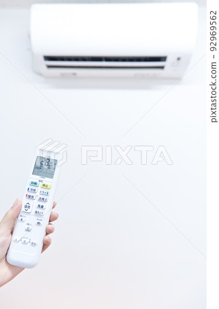 Air conditioner Room temperature 28 degrees when cooling Hand holding remote control 92969562
