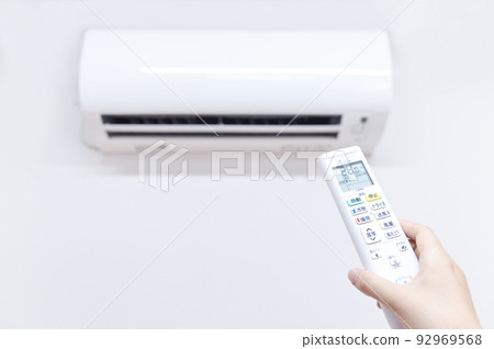 空調，冷氣時室溫28度，女人的手操作遙控器 92969568