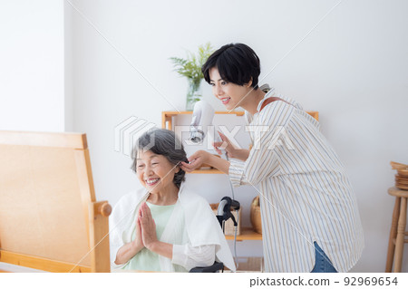 居家護理形象 一位資深女性的頭髮由美容師護理 92969654