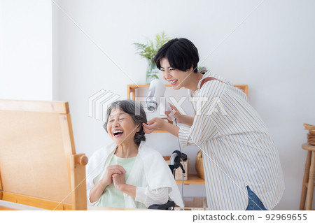 At-home nursing care image A senior woman having her hair taken care of by a beautician At-home nursing care image A senior woman having her hair taken care of by a beautician 92969655