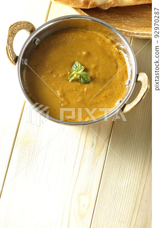 用羊肉製作的keema咖哩和naan鳥瞰圖 92970287