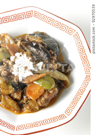 在白色背景的八角形中國菜上俯瞰麻婆茄子 在白色背景的八角形中國菜上俯瞰麻婆茄子 92970539