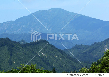 夏季的淺草山，從山上下來的蜻蜓在福島縣只見町周圍飛舞 92970749
