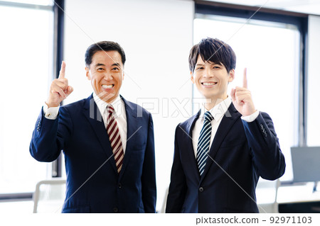 兩名男性商人（高級、老闆、下屬、總裁、年輕員工 92971103