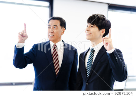 兩名男性商人（高級、老闆、下屬、總裁、年輕員工 92971104