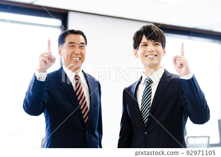 兩名男性商人（高級、老闆、下屬、總裁、年輕員工 92971105