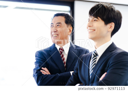 Two male businessmen (senior, boss, subordinate, president, young employee Two male businessmen (senior, boss, subordinate, president, young employee 92971113
