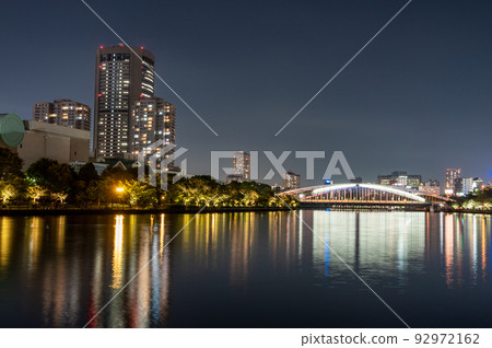 夜晚的 OAP 塔和燈火通明的櫻之宮橋 92972162