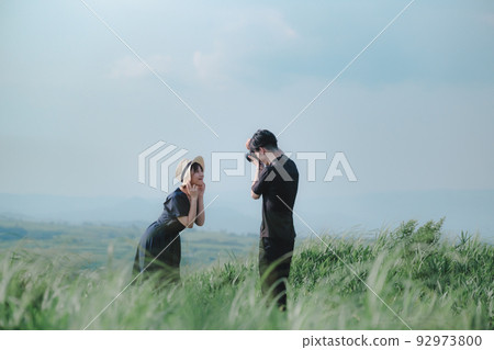 男人和女人在大自然中拍照 92973800