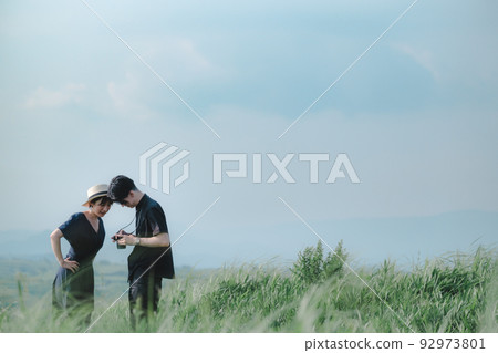 男人和女人在大自然中拍照 男人和女人在大自然中拍照 92973801