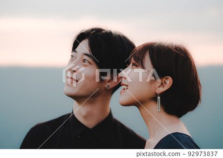 駕駛無人機的男女 92973837