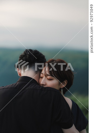 Men and women who support each other 92973849