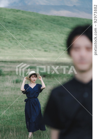 大自然中的男人和女人 大自然中的男人和女人 92973882