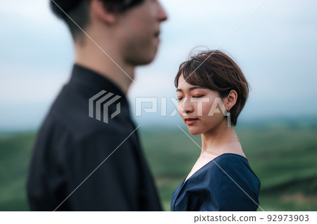 大自然中的男人和女人 大自然中的男人和女人 92973903