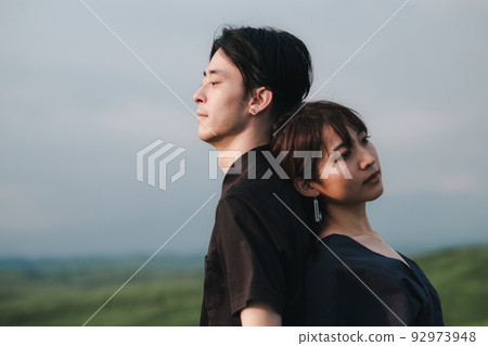 男人和女人在大自然中背靠背 92973948