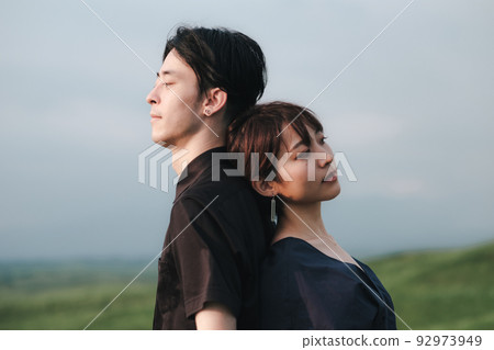 男人和女人在大自然中背靠背 92973949